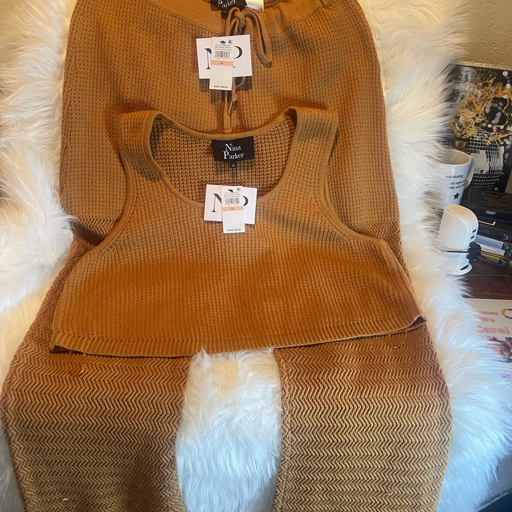 Nina Parker X Macys Top and Pants Casual Sweater Knit Set. Retail Total $138